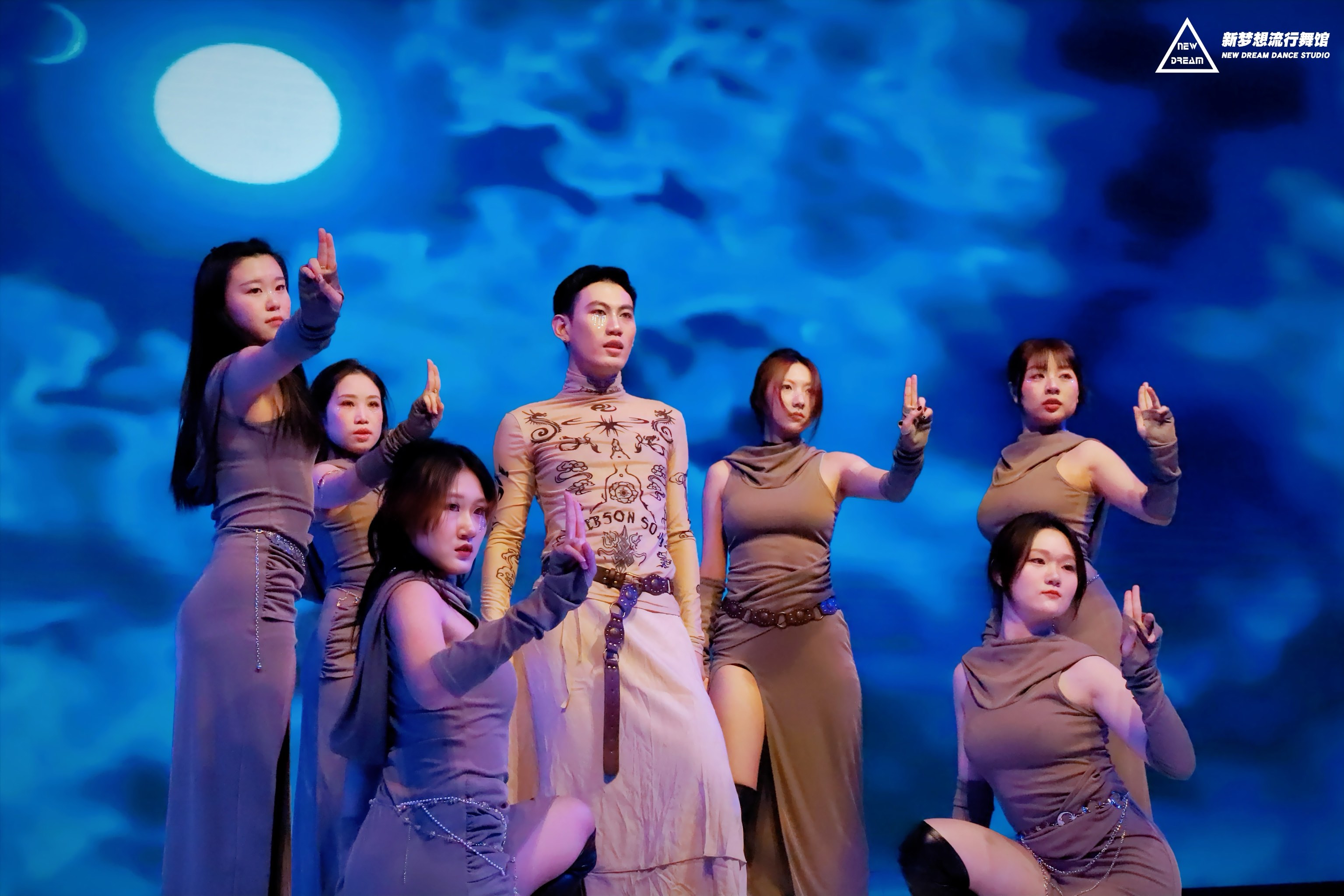 DB彩票平台-美好时刻！选手笑逐颜开，庆祝金牌到手的简单介绍