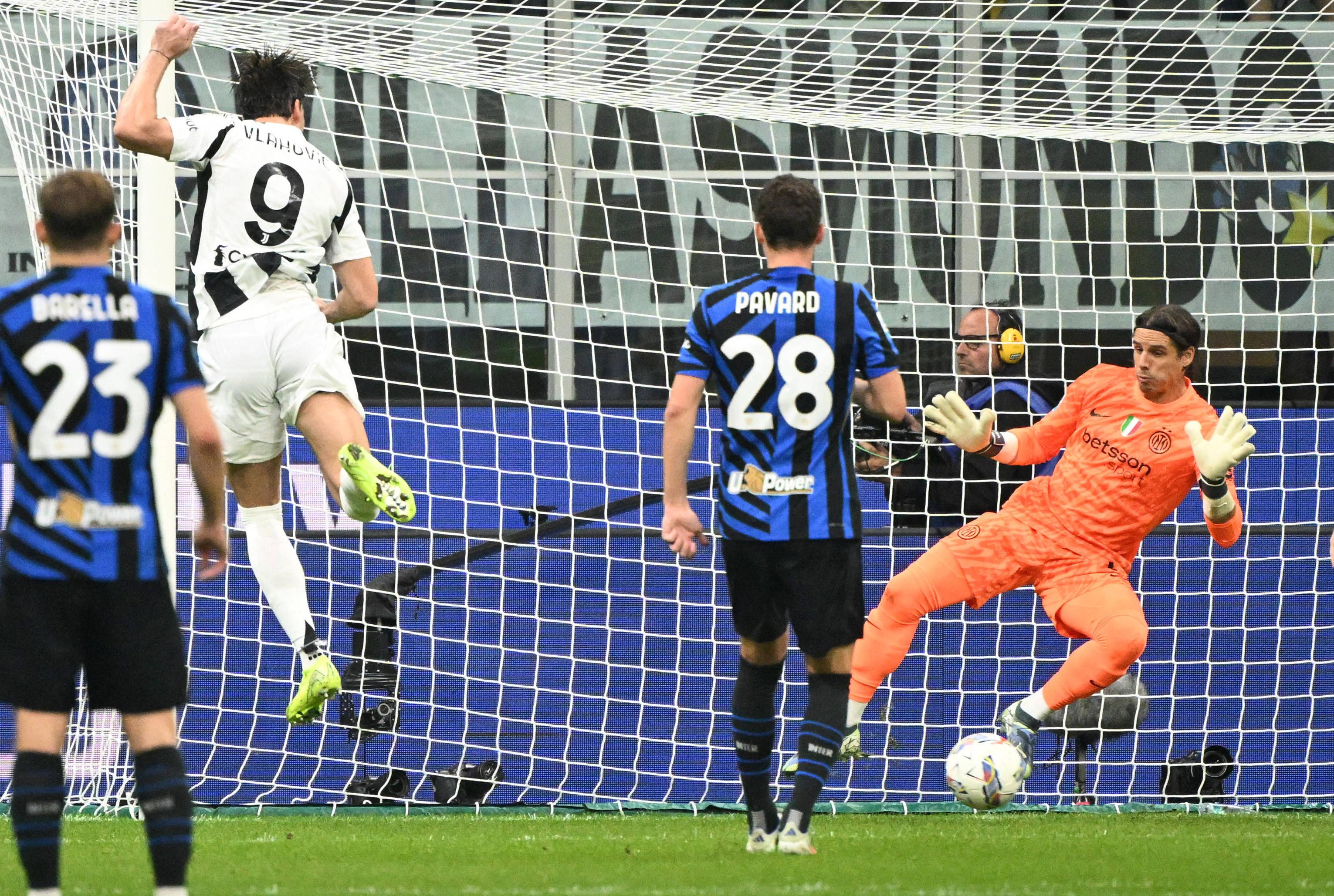 国际米兰勇夺比赛，确立优势！