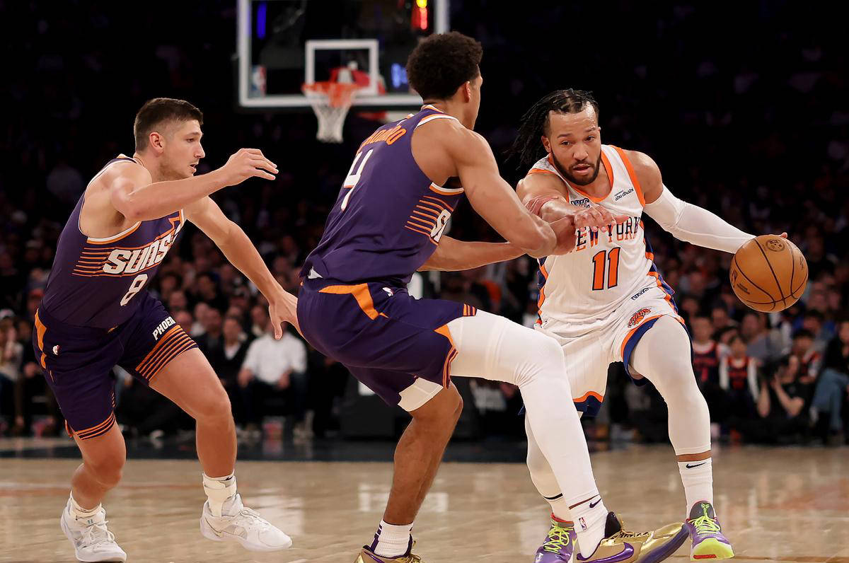 活塞队球员在比赛中表现出色，助球队获胜