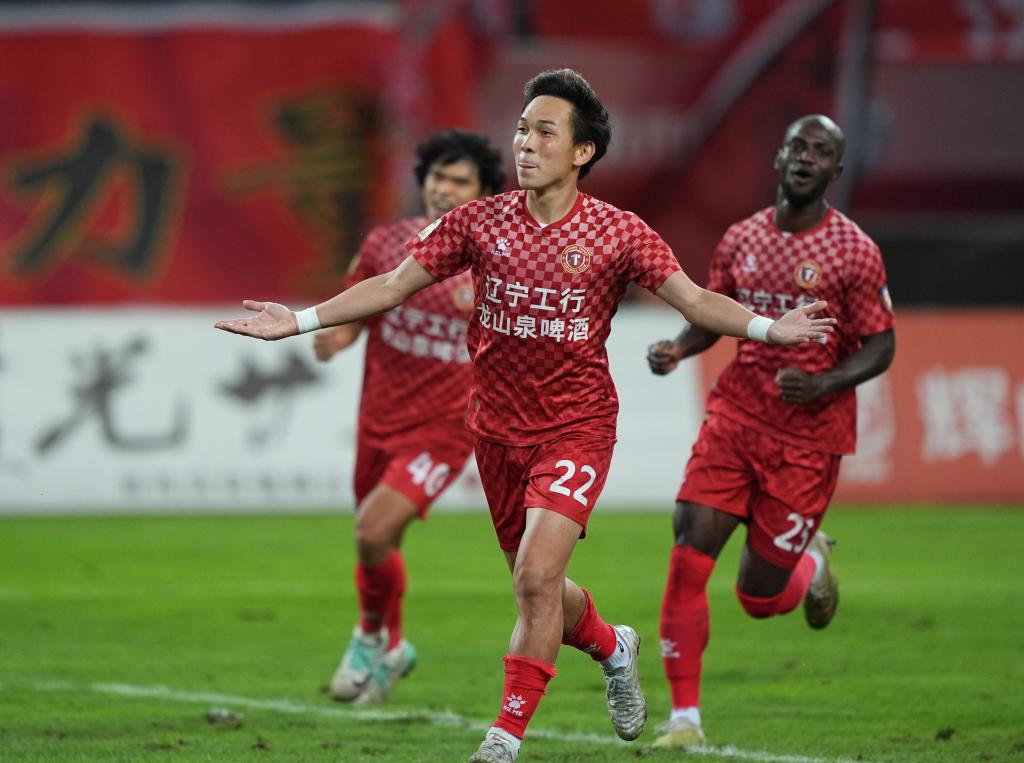 沈阳队踢进关键球，助球队逆转战局