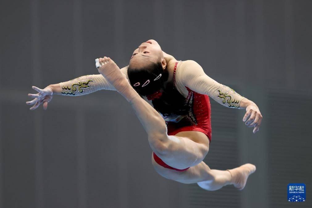 DB彩票平台-包含体操选手坚持战斗，拼尽全力争取冠军的词条