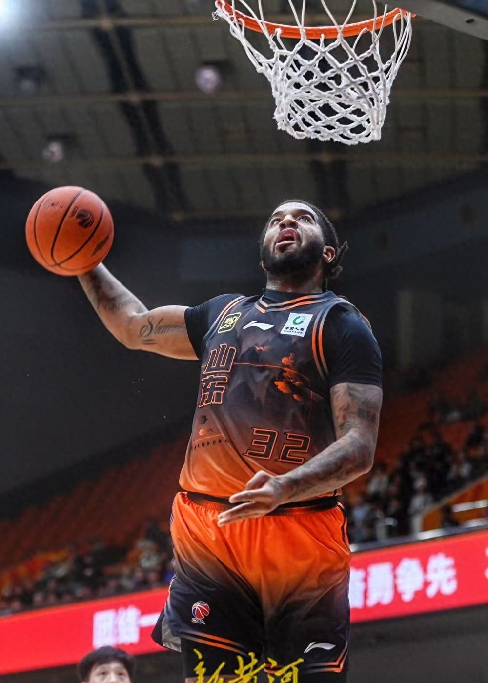 -江苏男篮在主场力克山东队，迎来胜利