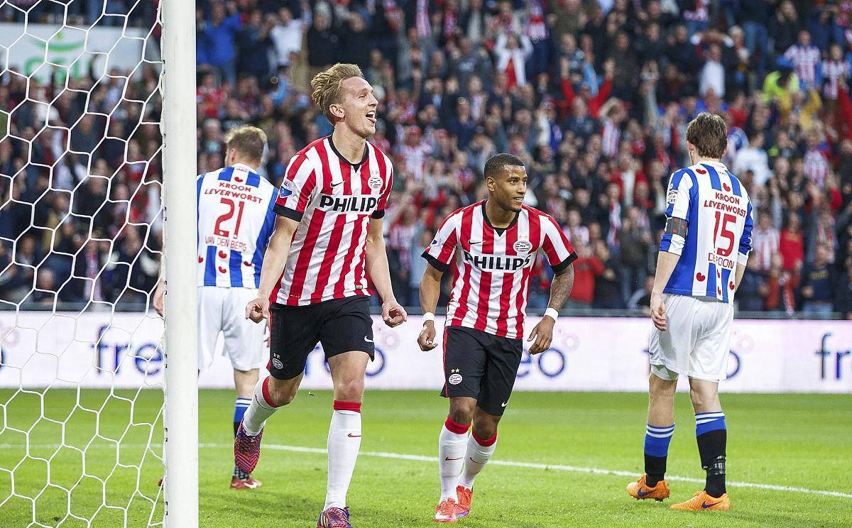 关于阿贾克斯一球小胜，保持不败纪录的信息